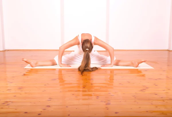 Mulher praticando Yoga em um estúdio — Fotografia de Stock