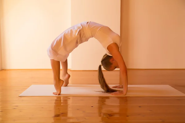 Pratik Yoga bir tavan arasında kadın — Stok fotoğraf