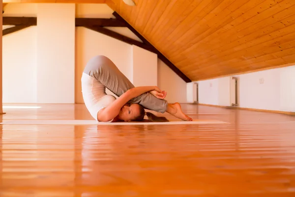 Femme pratiquant le yoga dans un studio — Photo