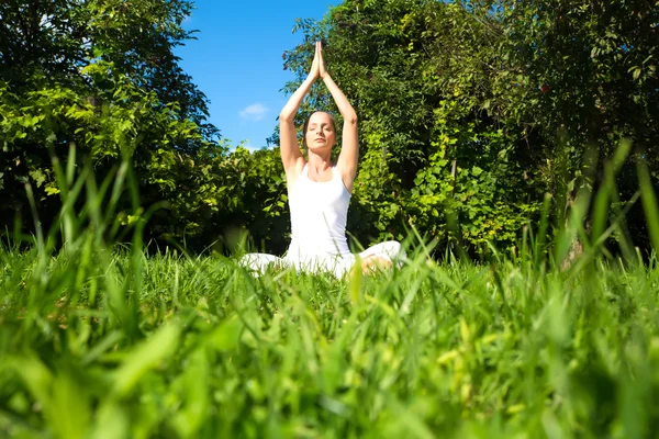 Meditando en el parque — Stockfoto