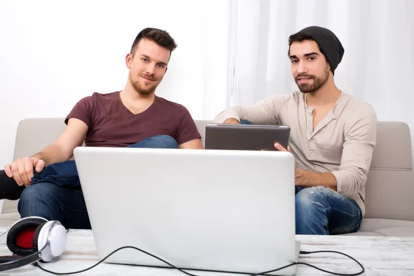 Dos hombres jóvenes usando una tableta PC — Foto de Stock