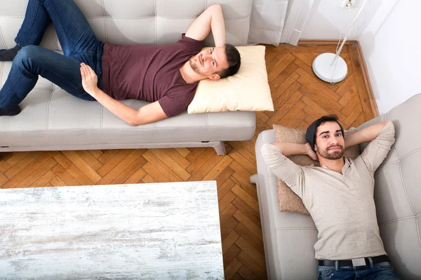 Dos amigos relajándose en el sofá — Foto de Stock