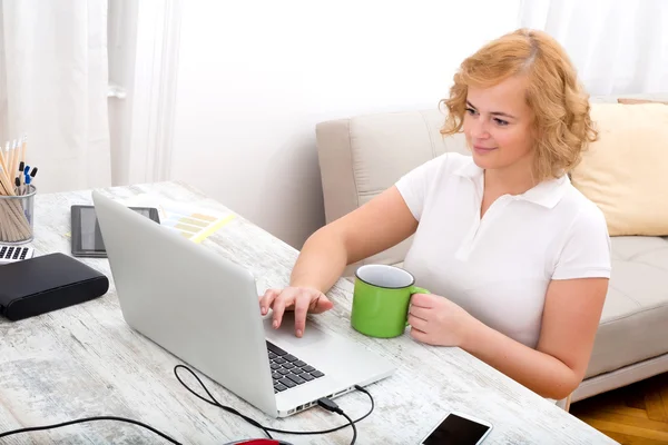 Vrouw in het thuiskantoor — Stockfoto