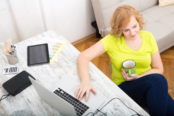 Young plus size woman working on a  laptop computer — Stock Photo, Image