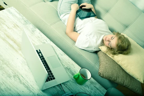 Junge Plus-Size-Frau schläft im Wohnzimmer ein — Stockfoto
