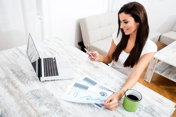 Junge Geschäftsfrau arbeitet von zu Hause aus — Stockfoto