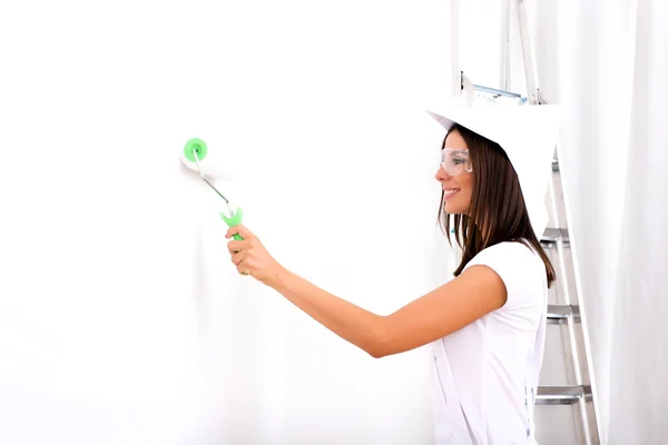 Mulher bonita pintando um apartamento — Fotografia de Stock