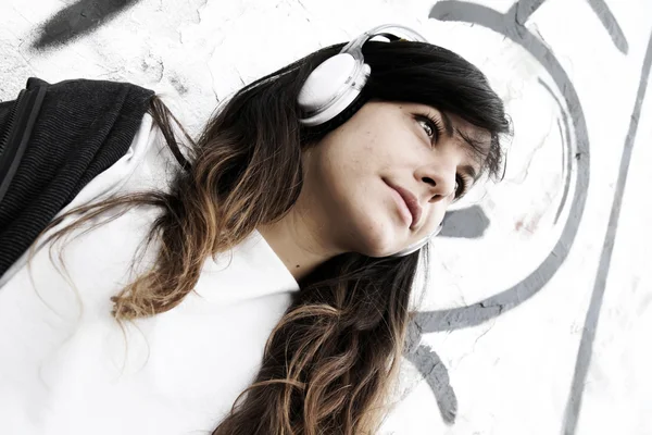 Girl listening to Music — Stock Photo, Image