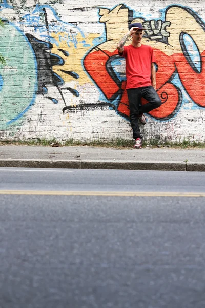 Breakdancer esperando en la calle — Foto de Stock