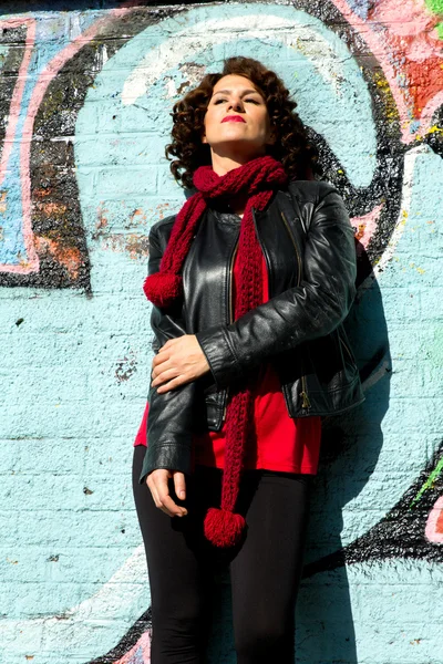 Hermosa mujer posando con graffiti azul — Foto de Stock