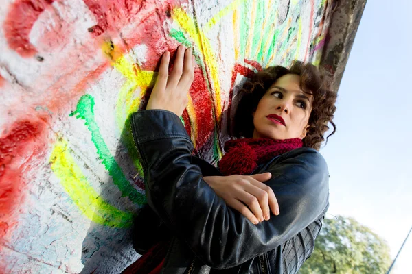 Bella donna che posa con la testa di graffiti — Foto Stock