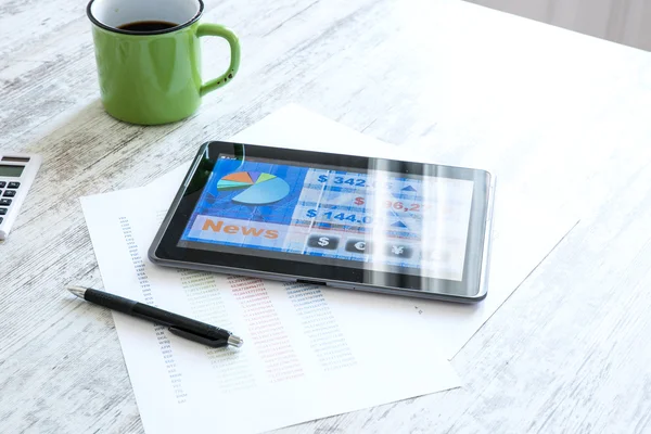 Borsa app bir Tablet PC'de ticaret — Stok fotoğraf