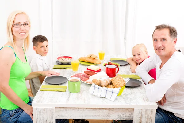 Familie ontbijten — Stockfoto