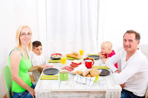 Familie frühstückt — Stockfoto