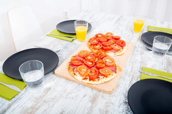 Pizza geserveerd op houten tafel — Stockfoto