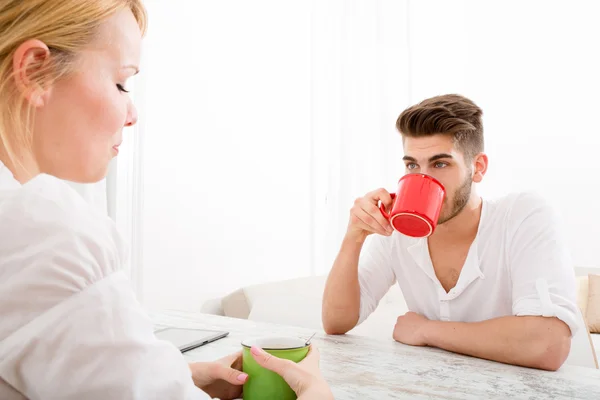 Young couple having a coffee break — Stock Photo, Image