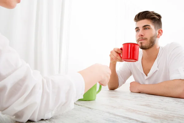 Jong koppel met een koffiepauze — Stockfoto