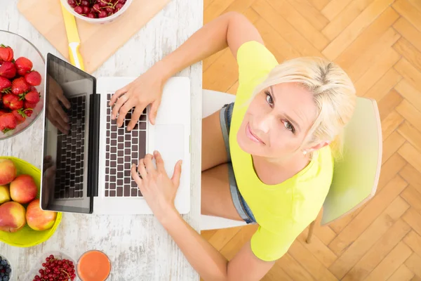 Pesquisando frutas on-line — Fotografia de Stock