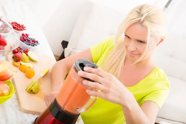 Mujer madura mezclando un batido —  Fotos de Stock