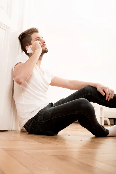 Retrato de jovem adulto usando o telefone — Fotografia de Stock