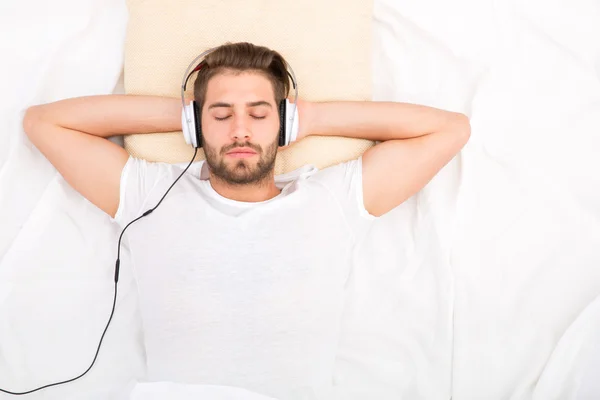 Retrato de un joven con auriculares —  Fotos de Stock