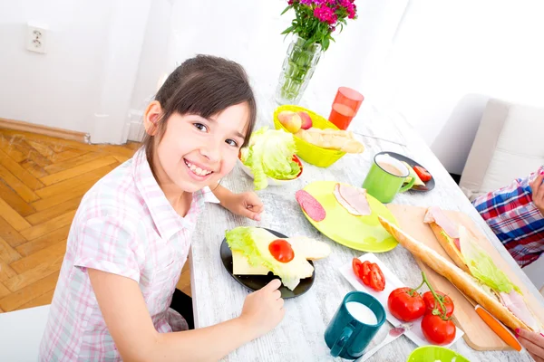 Dziewczynka o śniadanie w domu — Zdjęcie stockowe