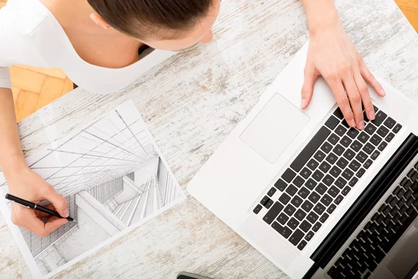 Mujer dibujando un plano —  Fotos de Stock