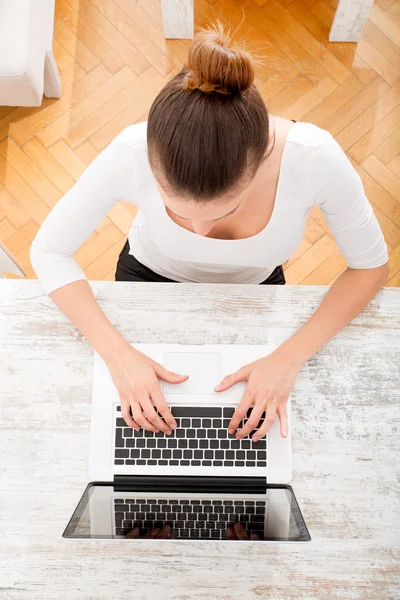 Werken op de laptop — Stockfoto