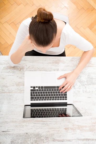 Sto lavorando al portatile. — Foto Stock