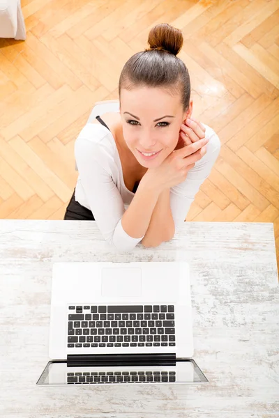 Werken op de laptop — Stockfoto