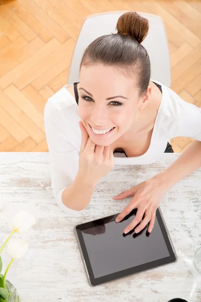 Schöne junge Frau arbeitet — Stockfoto