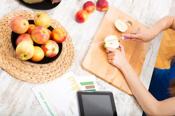 Förbereda smoothie samtidigt få online-information om nutrit — Stockfoto