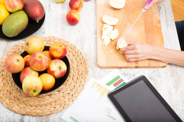 Preparación de batidos al obtener información en línea sobre nutrit —  Fotos de Stock