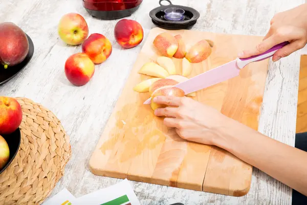 Preparing smoothie while getting online information about nutrit — Stock Photo, Image