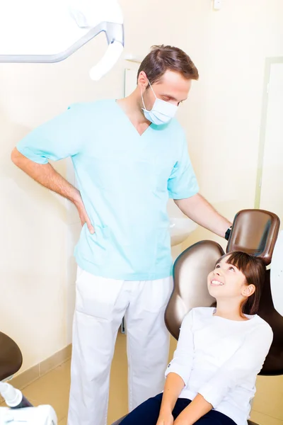 Niña en el dentista —  Fotos de Stock