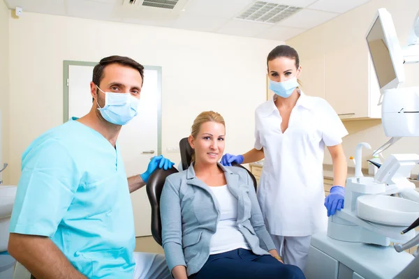 Mulher adulta recebendo seu check-up no Dentista — Fotografia de Stock