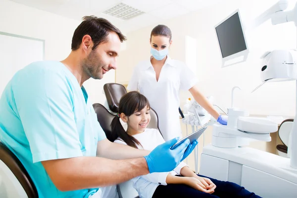 Dentiste avec une petite fille et un Tablet Pc — Photo