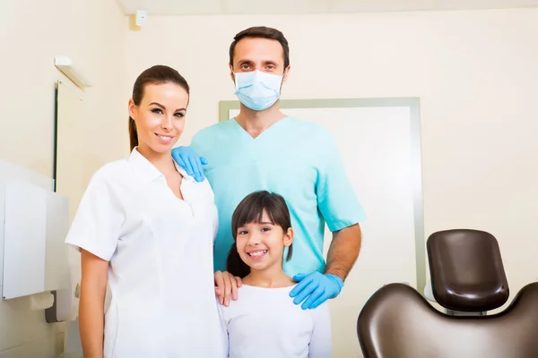 Équipe de dentiste avec une petite fille — Photo