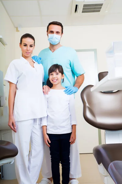 Команда стоматолога з маленькою дівчинкою — стокове фото