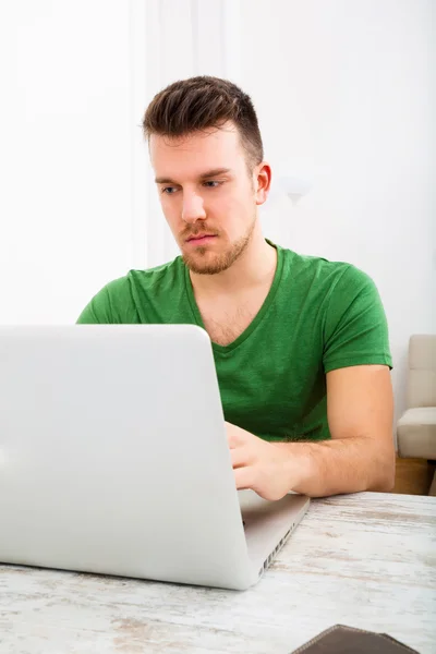 Joven que trabaja en la oficina — Foto de Stock