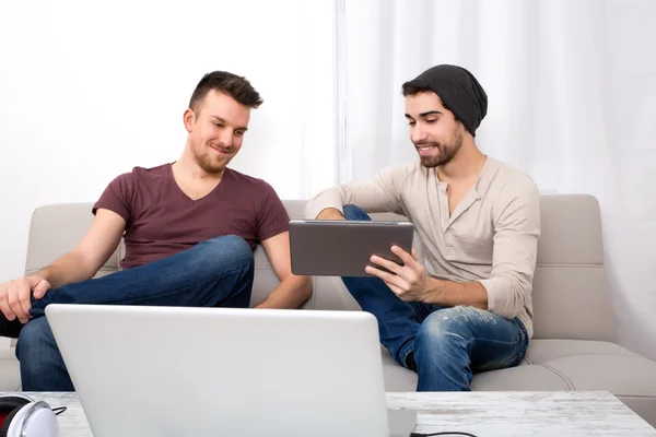 İki genç adam bir tablet PC'yi kullanma — Stok fotoğraf