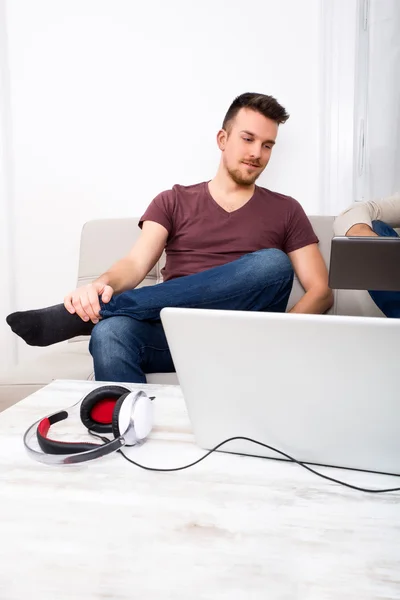 Dos hombres jóvenes usando una tableta PC —  Fotos de Stock