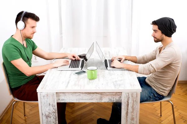 Dos hombres trabajando en su oficina en casa —  Fotos de Stock
