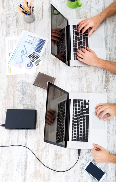 Colleghi che lavorano insieme in ufficio — Foto Stock