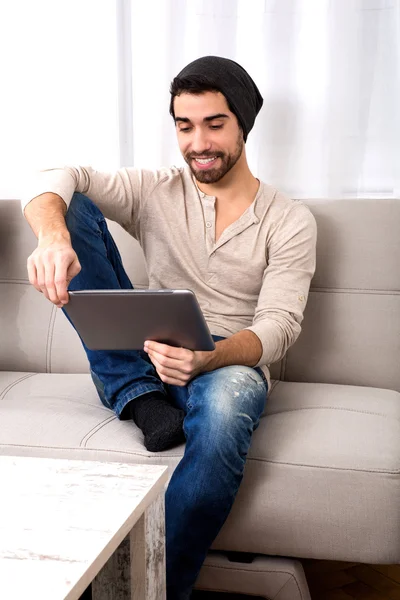 Młody człowiek przy użyciu komputera typu tablet — Zdjęcie stockowe