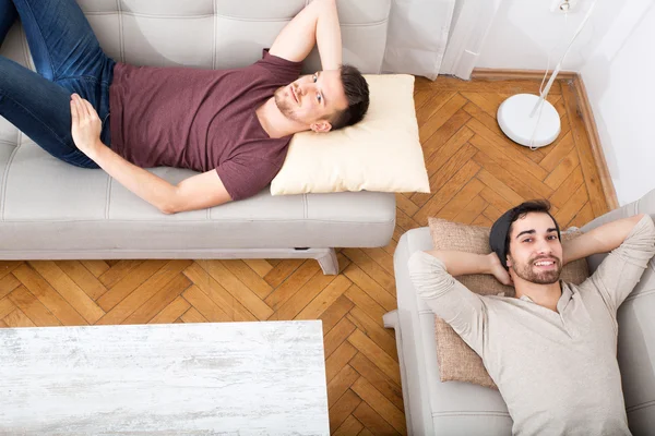 Dos amigos relajándose en el sofá — Foto de Stock