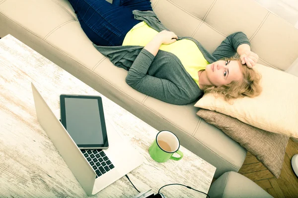 Young woman on the sofa with Gadgets — Stock Photo, Image