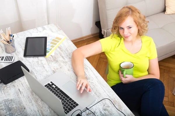Jonge plus grootte vrouw die werkt op een laptopcomputer — Stockfoto