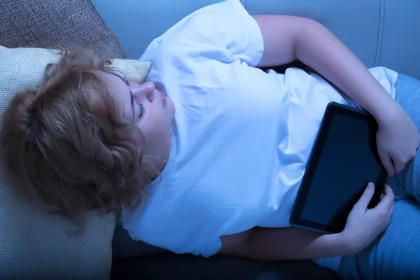 Vrouw slapen 's nachts met een Tablet-Pc op de Bank — Stockfoto