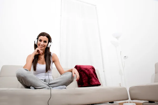 Jovem bela mulher ouvindo áudio — Fotografia de Stock